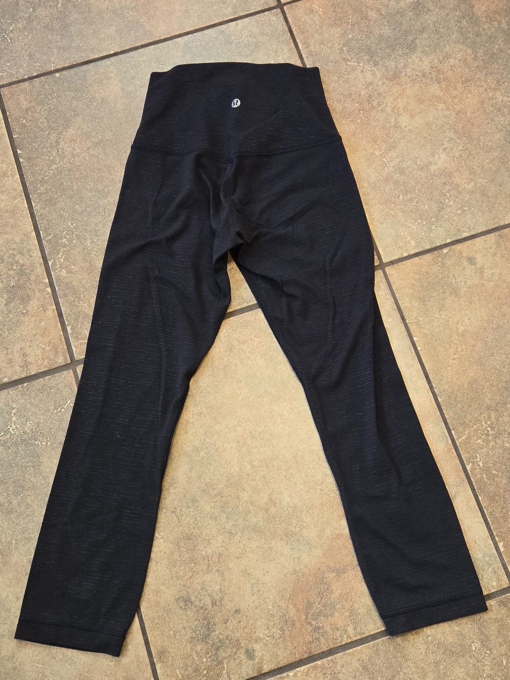 Lululemon Black Textured High Rise Crop Leggings Size 2 21”